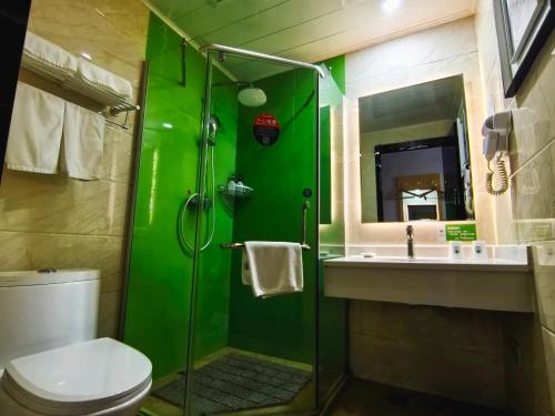 une salle de bain verte avec une douche et un lavabo dans l'établissement Greentree Inn Express Beijing Capital International Airport&格林豪泰智选酒店北京首都国际机场店, à Pékin