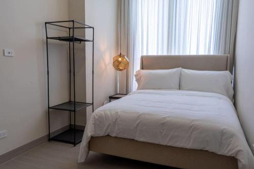 Ένα ή περισσότερα κρεβάτια σε δωμάτιο στο Deluxe Guest Condo Suite 2BR - 2601