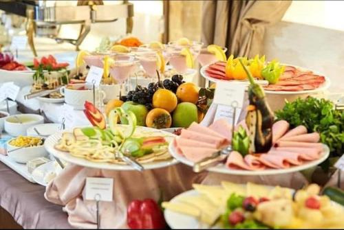 um bufê com muitos pratos de comida em uma mesa em Boulevard Side Hotel em Baku