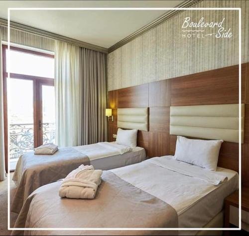Postel nebo postele na pokoji v ubytování Boulevard Side Hotel