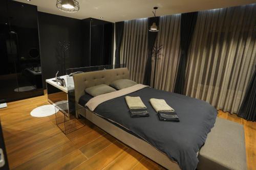 Ένα ή περισσότερα κρεβάτια σε δωμάτιο στο Blackwood Apartment