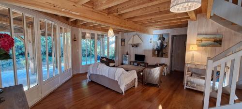 een woonkamer met een bank en een tafel bij Belle Villa Familiale entre Agapanthes et Bambous in Lège-Cap-Ferret