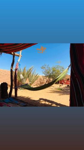 een hangmat in het midden van de woestijn bij Terregite Taghit in Taghit