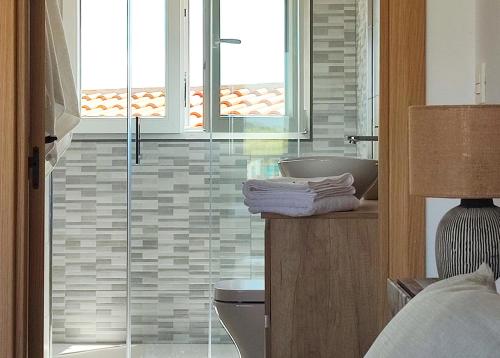 a bathroom with a shower and a toilet and a sink at Ría Vale 2 in Santa Marta de Magasca