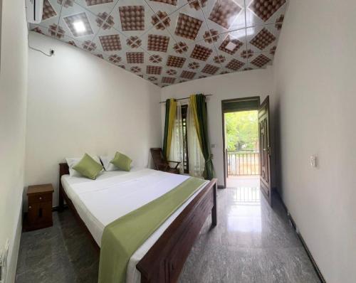 ein Schlafzimmer mit einem Bett in einem Zimmer mit einer Decke in der Unterkunft Wannihami Home Stay in Sigiriya