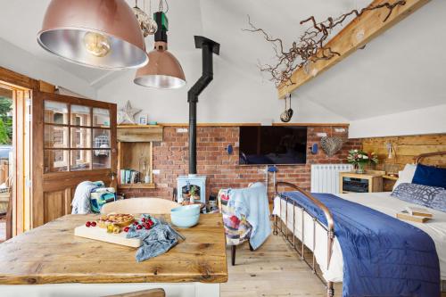 een slaapkamer met een tafel en een bed in een kamer bij Porth Chapel in Newlyn