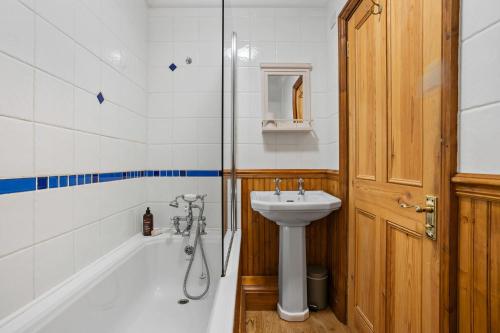 een badkamer met wastafel, douche en toilet bij Beryas Cottage in Newlyn