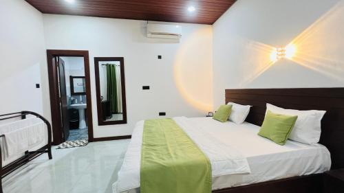 En eller flere senge i et værelse på Peacock Garden