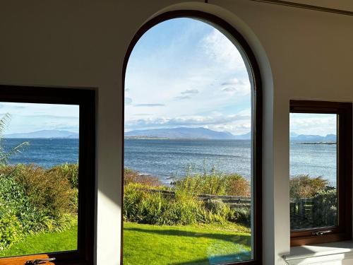 - deux fenêtres dans une chambre avec vue sur l'océan dans l'établissement Seabird Cottage, Harrapool Isle of Skye, à Broadford