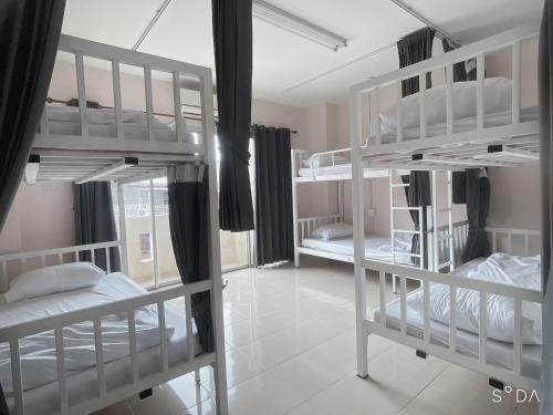 Postel nebo postele na pokoji v ubytování ราไวย์โฮสเทล Rawai Hostel