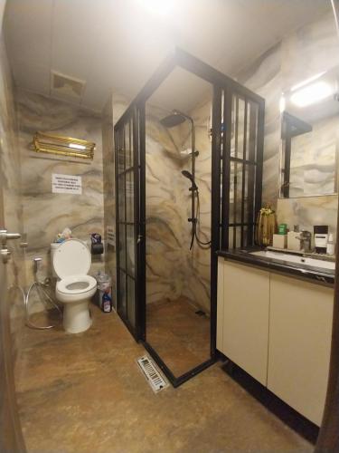 ein Badezimmer mit Toilette und Waschbecken in der Unterkunft Apartemen SKY HOUSE BSD City Lt 2 LUXURY BALCONY in Samporo