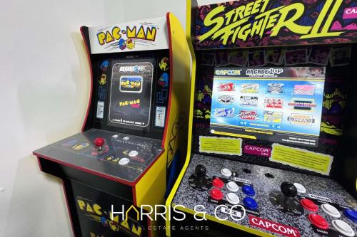 eine Videospielhalle mit einem neuen Star Wars-Arcade-Automaten in der Unterkunft Sandringham & Spa Villa in Thornton