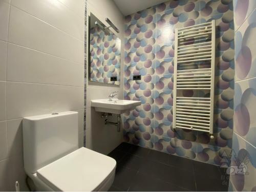 ein Badezimmer mit Toilette und Waschbecken in der Unterkunft EL DESCANSO DE PINARES - VuT en Huerta de Rey in Huerta del Rey