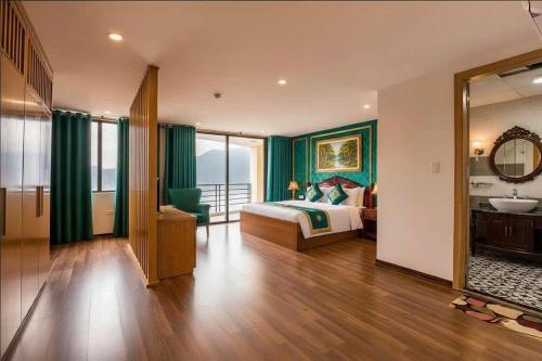 ein Schlafzimmer mit Bett und ein Badezimmer mit Spiegel in der Unterkunft Sapa Emerald Hotel in Sa Pa