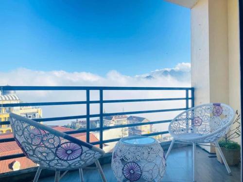 2 Stühle und ein Tisch auf dem Balkon in der Unterkunft Sapa Emerald Hotel in Sa Pa