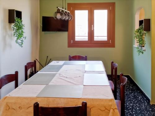 une salle de conférence avec une table, des chaises et une fenêtre dans l'établissement Limone Piemonte Kids Friendly, à Limone Piemonte