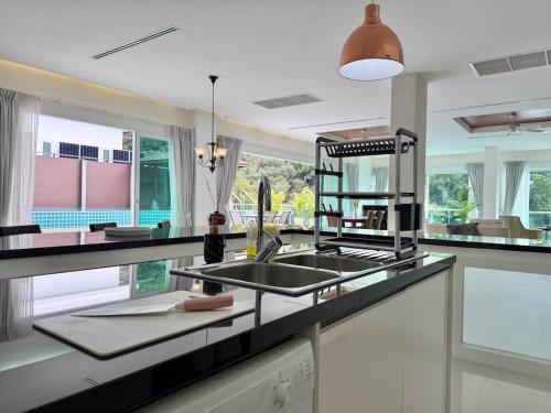 Foto Kamala Beachis asuva majutusasutuse Kamala Seaview Villa - 3 BR Private Pool Villa galeriist