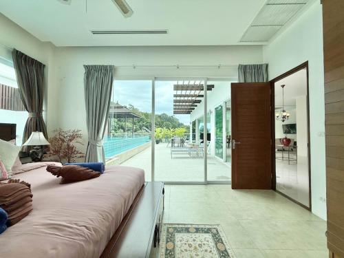 Foto Kamala Beachis asuva majutusasutuse Kamala Seaview Villa - 3 BR Private Pool Villa galeriist