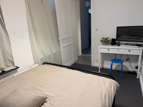 TV a/nebo společenská místnost v ubytování Chambre Roubaix