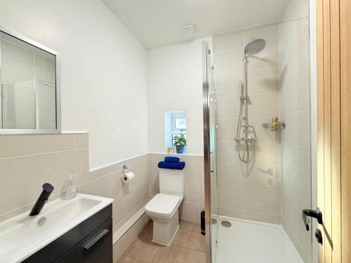 een badkamer met een douche, een toilet en een wastafel bij Spacious Preston Circus Flat - Great for Family, Group, Couples - Close to Station in Brighton & Hove