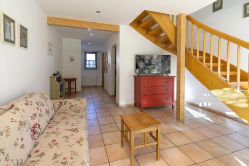 ein Wohnzimmer mit einer Couch und einer Treppe in der Unterkunft Seydel -570- in Klais