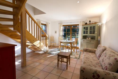 ein Wohnzimmer mit Sofa und Tisch in der Unterkunft Seydel -570- in Klais