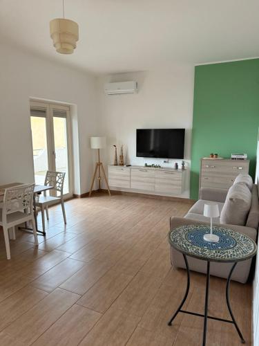 ein Wohnzimmer mit Sofa und Tisch in der Unterkunft Vista Stromboli in Paola