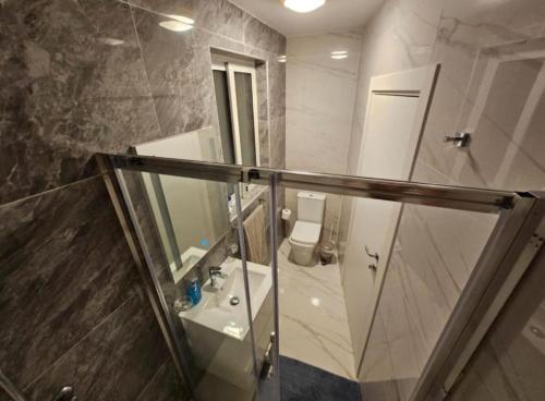 ein Badezimmer mit Dusche, Waschbecken und Toilette in der Unterkunft Stylish Two Bedroom Two Bathrooms Flat at The Promenade Tigne Jo1 in Il-Gżira taʼ Forti Manoel
