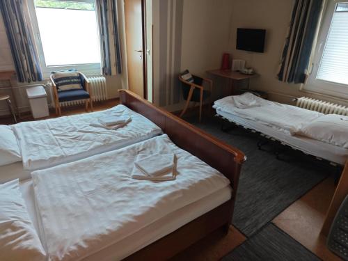 Ένα ή περισσότερα κρεβάτια σε δωμάτιο στο Urfter Hof Garni