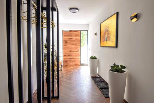 ein Flur mit weißen Wänden und zwei weißen Vasen in der Unterkunft Bauernhof erleben Stilvolle 120 m Ferienwohnung im Mostviertel in Kniebichl