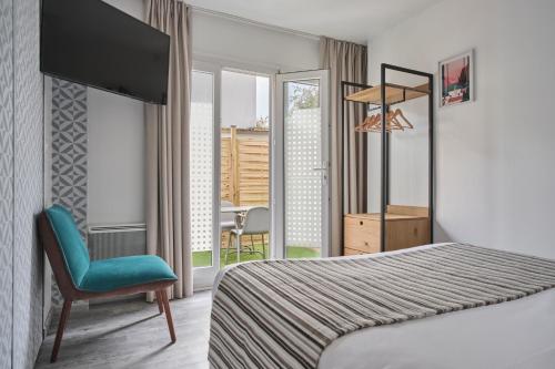 une chambre d'hôtel avec un lit et une chaise bleue dans l'établissement The Originals City, Le Beaujoire, Nantes - En face du Parc des Expositions et face au Stade Beaujoire, à Nantes