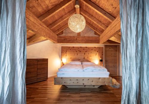 Un dormitorio con una cama con techo de madera. en Chalet Sendlhofer, en Bad Hofgastein