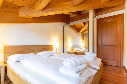 Un dormitorio con una cama grande con toallas. en Luna, en Seefeld in Tirol