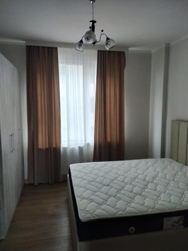 Ένα ή περισσότερα κρεβάτια σε δωμάτιο στο Bright & Cozy home Kutaisi