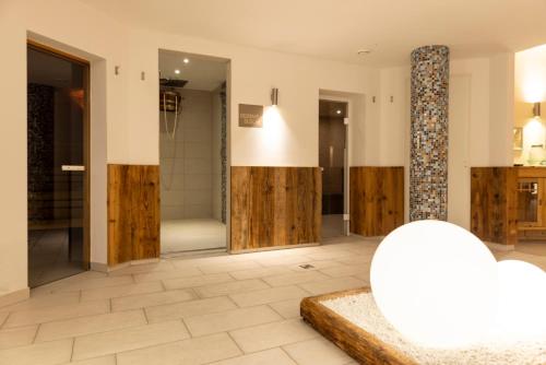 y baño con ducha con mampara de madera. en Luna, en Seefeld in Tirol