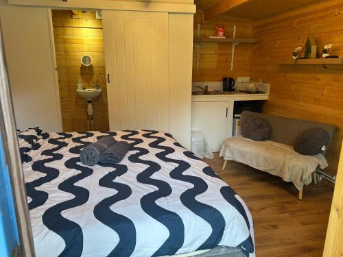 MartleshamDouble bedroom cabin suffolk的卧室配有床和盥洗盆
