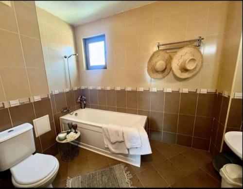 ein Badezimmer mit Badewanne, Toilette und Waschbecken in der Unterkunft Къща за гости Беглик таш 3 in Primorsko