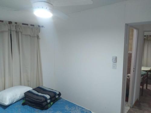 ein Zimmer mit einem Bett und einem Koffer auf dem Boden in der Unterkunft Cabañas en Oliveros in Oliveros