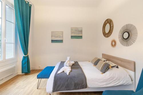 Ένα ή περισσότερα κρεβάτια σε δωμάτιο στο Saphir d'Aix Studio