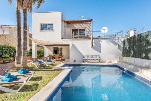 Casa con piscina y gran jardín