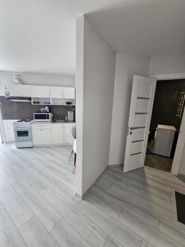 - une cuisine blanche avec une échelle dans l'établissement Яровиця 37, à Loutsk