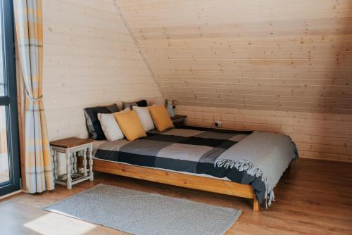 ein Schlafzimmer mit einem Bett in einem Zimmer in der Unterkunft Domek nad Jeziorem Bogaczewo in Bogaczewo