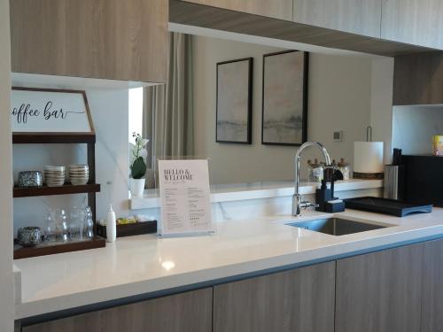 Köök või kööginurk majutusasutuses Palm Haven! NEW Luxury 1-BR! Yas Island Walking distance to F1