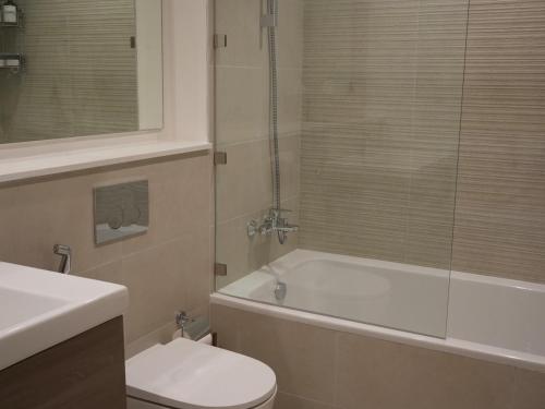 Vannituba majutusasutuses Palm Haven! NEW Luxury 1-BR! Yas Island Walking distance to F1