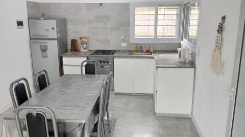 Køkken eller tekøkken på Chalet Arredondo Villa Carlos Paz