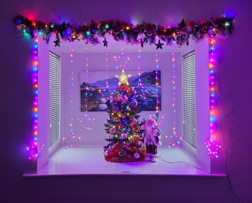 eine Weihnachtsdekoration mit einem Weihnachtsbaum in einem Zimmer in der Unterkunft Parkside Apartment Normanton in Wakefield