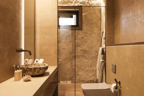 une salle de bain avec toilettes et douche en verre dans l'établissement Villa Lavender by Villa Plus, à Kolimbia