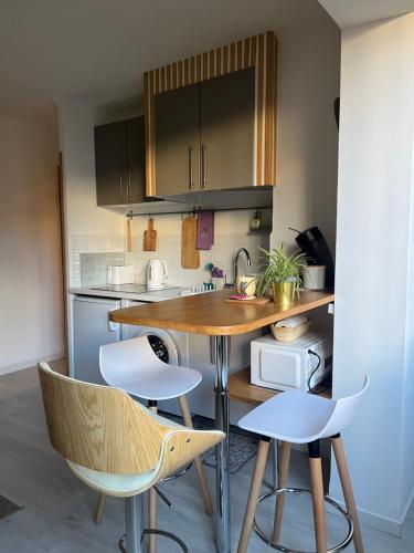 Kuchyň nebo kuchyňský kout v ubytování Cozy appartement en centre-ville