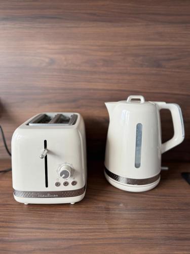 Un grille-pain et une cafetière sont à votre disposition. dans l'établissement Le 1000 fleurs studio neuf à 3 kms de La Rochelle, à Nieul-sur-Mer