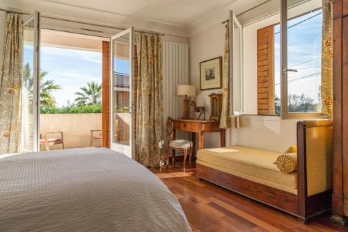 ein Schlafzimmer mit einem Bett, einem Fenster und einem Schreibtisch in der Unterkunft Provencal Villa Near Montpellier in Castelnau-le-Lez